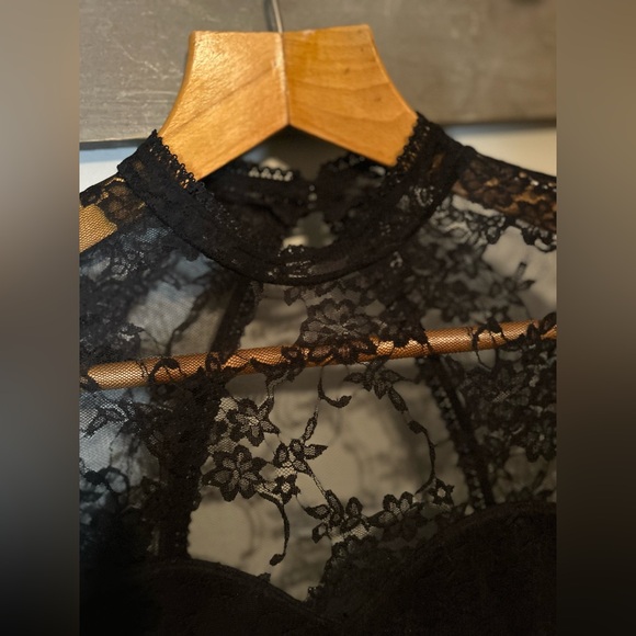 H&M lace dress with hold - Picture 3 of 11